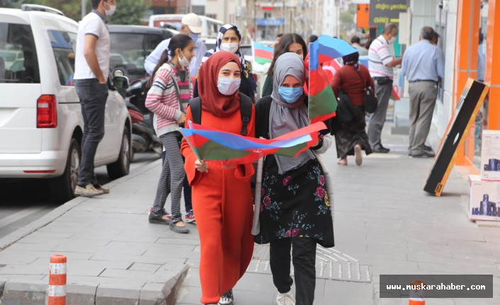5 bin vatandaşa Türk ve Azerbaycan bayrağı dağıtıldı