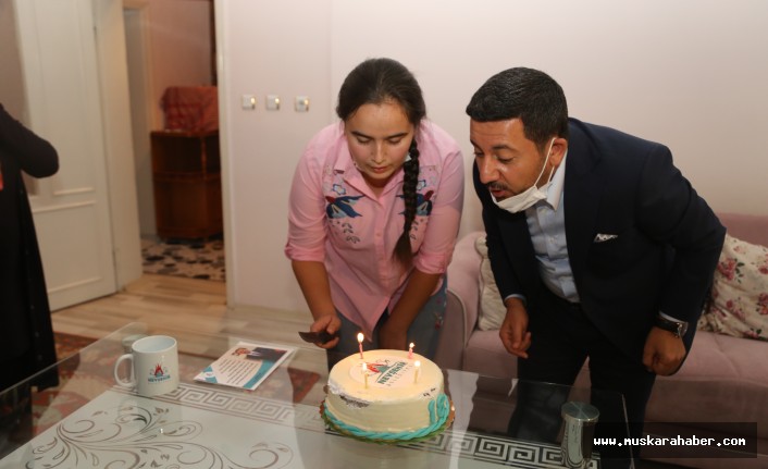 Başkan Arı’dan 18 yaşına giren gençlere doğum günü pastası