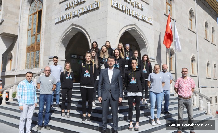 Nevşehir Belediyespor Kadın Voleybol Takımı için imza töreni düzenlendi