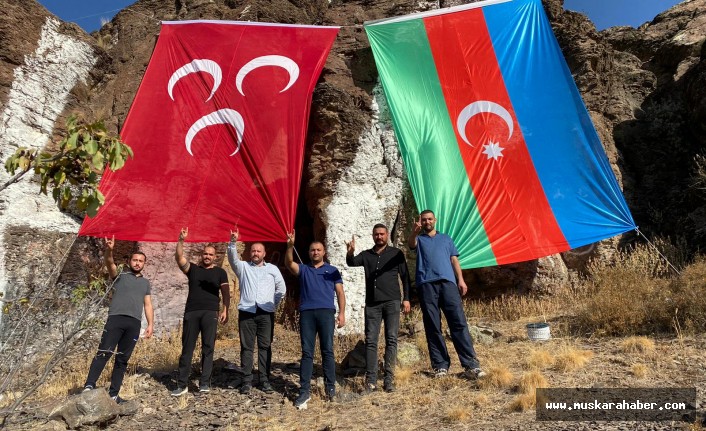 Ülkücüler, MHP dağına Azerbaycan bayrağı astı
