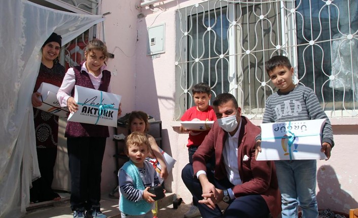 Başkan Aktürk'ten çocuklara 23 Nisan sürprizi