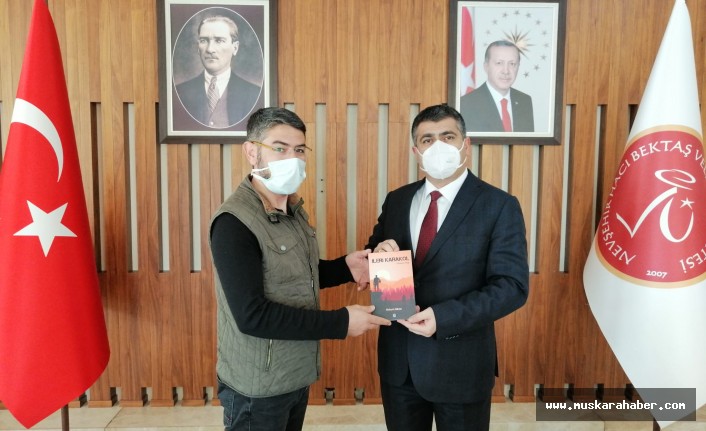 Gazeteci Alkan ilk kitabını Rektör Aktekin’e hediye etti