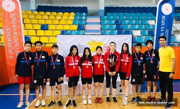 Badminton sporcuları Analig'de yarı finale yükseldi