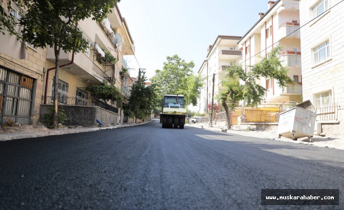Sıcak asfalt çalışması tamamlanan Gökkuşağı Sokak yeniden trafiğe açıldı