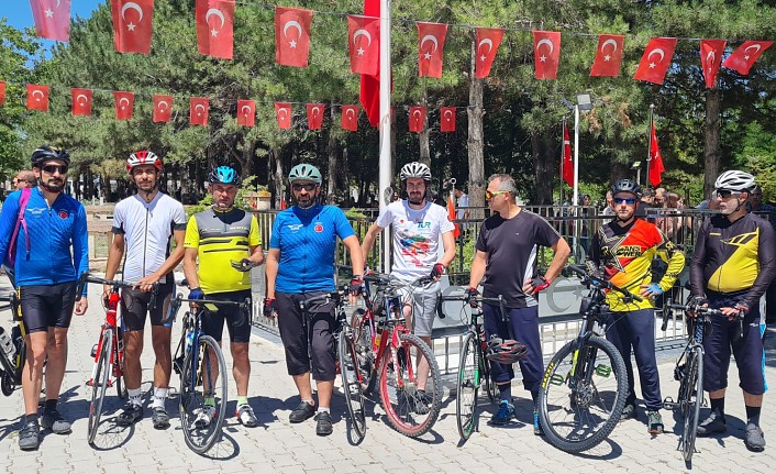 Amatör bisikletçilerden Ömer Halisdemir'in kabrine ziyaret
