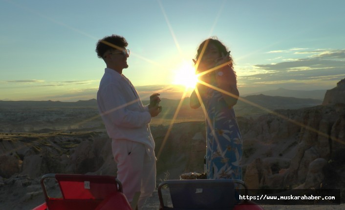 Kapadokya'da gün batımında evlenme teklifi etti