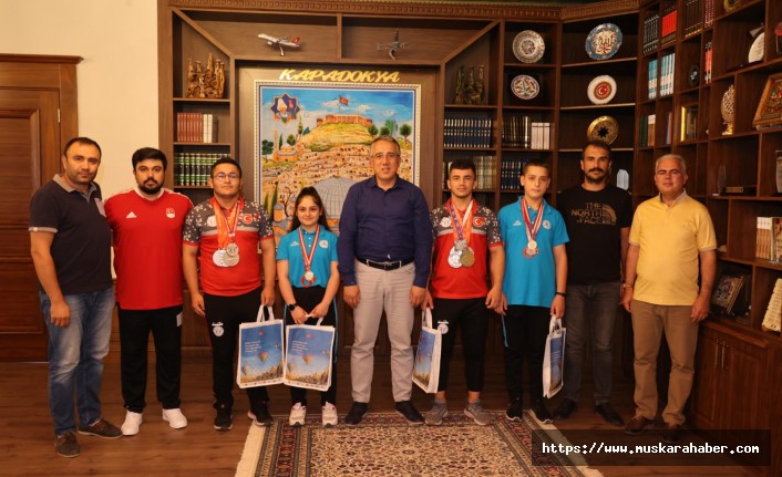 Başkan Savran başarılı haltercileri ödüllendirdi