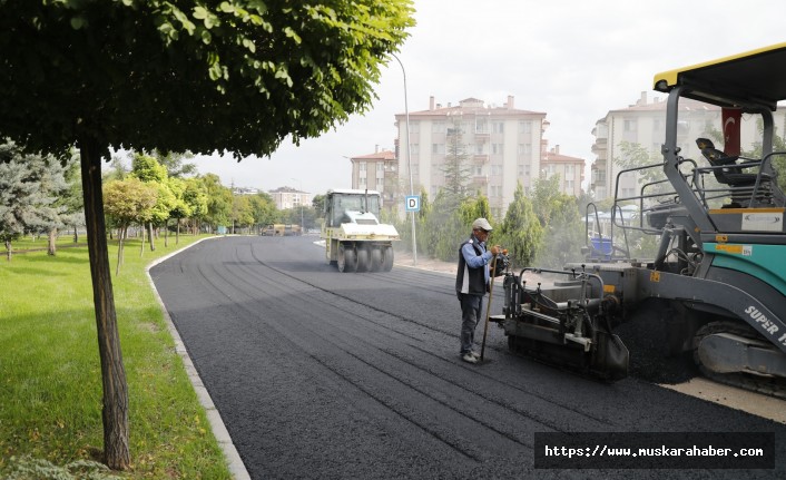 Cevdet Bey Sokak’ta sıcak asfalt serimi yapılıyor