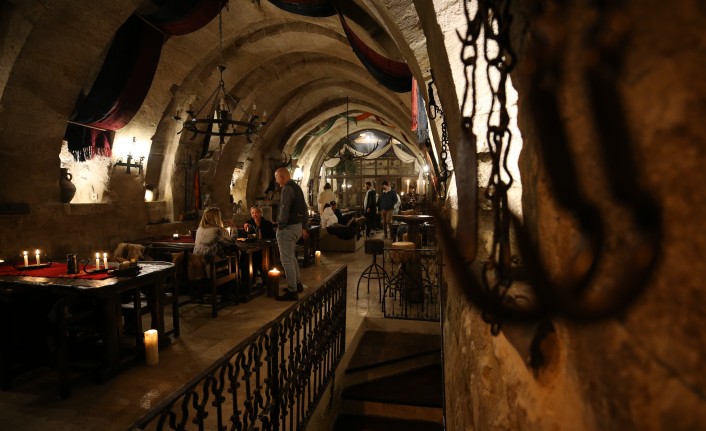 150 yıllık binayı Orta Çağ temalı restorana dönüştürdü