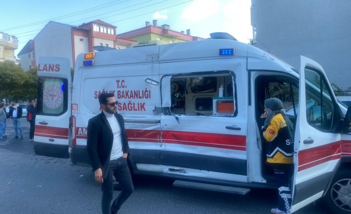 Ambulans ile halk otobüsü çarpıştı: 4 yaralı