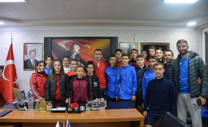 Dereceye giren atletizm sporcularından Özdemir'e ziyaret