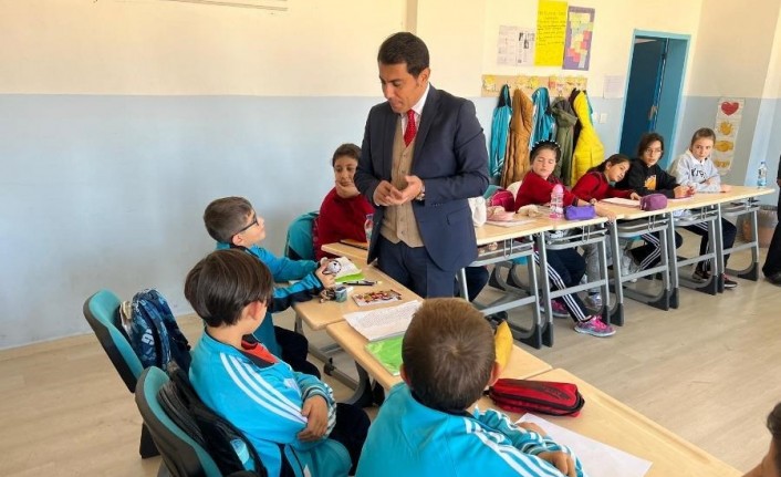 Kaymakam Öner, Şehit Polis Halil Gün Ortaokulu’nu ziyaret etti